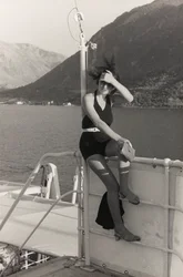 Portret van een vrouw aan boord van een cruiseschip, uit het 