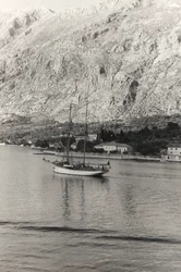 De zeilboot van de hertog van Aosta, voor de kust van Kotor, Kroatië, uit het album 