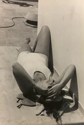 Vrouw aan boord van het cruiseschip 