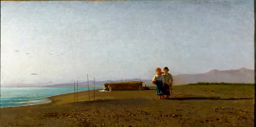 Uitzicht op het strand in Viareggio bij zonsopgang aan de Toscaanse kust, twee kindersilhouetten