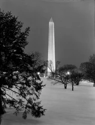 Washington Memorial na sneeuwval, Washington bij nacht