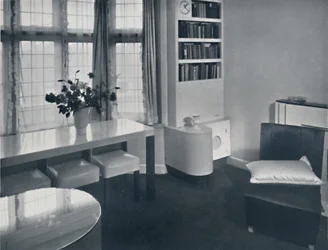 Renovart Ltd: Een eenkamerflat met een nuttige hoekinrichting inclusief een elektrische klok