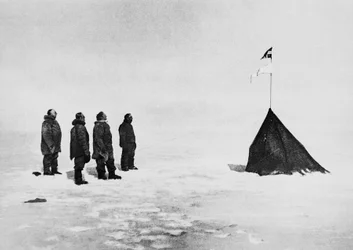 Roald Amundsen, Helmer Hanssen, Sverre Hassel en Oscar Wisting voor de tent opgericht op de Zuidpool, 16 december