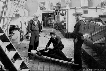 Ambulanceoefening aan boord van de kruiser HMS Tartar, 1896
