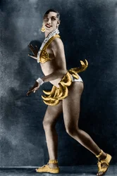 Josephine Baker (1906-1975) in 1925 in de Revue Negre in het Theatre des Champs-Elysees, met haar bananengordel. Foto door Lucien Walery (1863-1935).