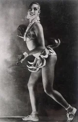 Josephine Baker gekleed met een gordel van bananen. Foto van Lucien Walery (1863-1935).