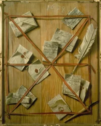 Een plank met daaraan gehechte brieven