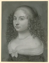 Busteportret van een jonge dame in een jurk met blote schouders, parelketting en grote hangende pareloorbellen, licht naar links gewend