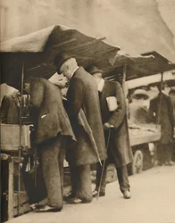 Bij een van de Boekenkramen van de Farringdon Road Markt, ca. 1935