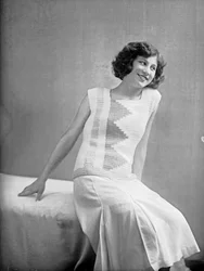 Model draagt een jurk ontworpen door Anita Pittoni, ca.1940 (z/w foto)