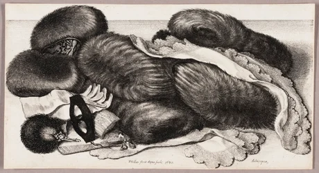 Stilleven met een groep mofjes, een paar handschoenen en twee zakdoeken