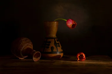 Stilleven met stemmige tulpen
