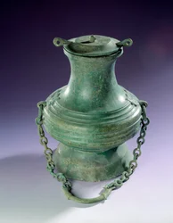 Chinese kunst: bronzen vaas uit Than-Hoa (Than Hoa), Han-periode. Parijs, Musee Cernuschi