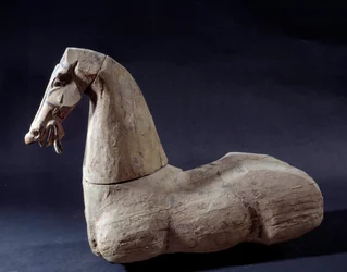 Chinese kunst: Houten paard. Beeldhouwwerk uit de Han-periode. Parijs, Musee Cernuschi