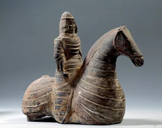 Chinese kunst: beeldje van ruiter in harnas (206 v.Chr.-220 n.Chr.), Han-periode. Parijs, Musee Cernuschi