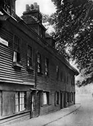 Een oud houten huis in Collingwood Street, Londen, 1926-1927