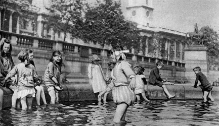 Kinderen pootjebaden in de fonteinen op Trafalgar Square, Londen, 1926-1927