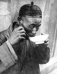 Een man die eet, Mukden Shenyang, China, 1936