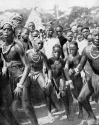 Jongensdansers verkleed als meisjes, de Yafouba-stam, West-Afrika