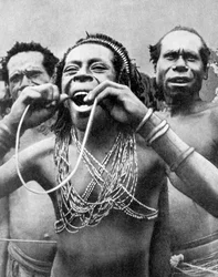 Stokken inslikken in een ceremonieel ritueel, Nieuw-Guinea