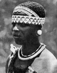 De vrouw van een Angoni-hoofdman, Mozambique, Afrika