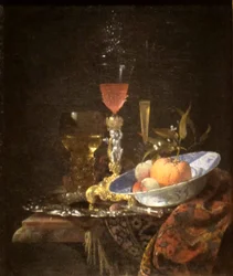 Wijnglas en een schaal fruit