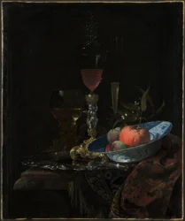 Wijnglas en een schaal fruit