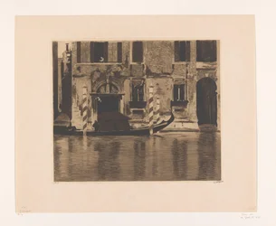 Aangemeerde gondel met opbouw in een kanaal in Venetië - Gondel met opbouw in het Canal Grande, Venetië (oorspronkelijke titel)