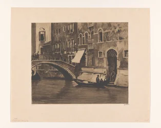 Gondel bij een brug over een kanaal in Venetië