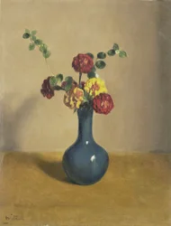 Een boeket goudsbloemen in een blauwe vaas