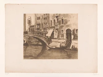 Gondel bij een brug over een kanaal in Venetië