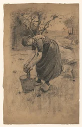 Vrouw spoelt de was in een emmer, voor een boerderij