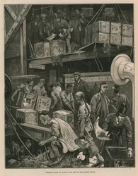 Lading lossen op een theeschip in de dokken van Londen (gravure)