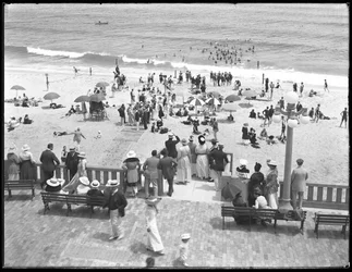 Strandgangers en baders, Deal, New Jersey, juli 1916