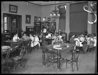 Kinderen lezen in de leeszaal van een niet-geïdentificeerde vestiging van de Queens Borough Public Library, ca.1910