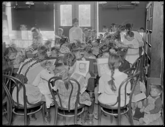 Kinderen die lezen in de leeszaal van een niet-geïdentificeerde vestiging van de Queens Borough Public Library, c.1910