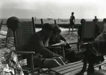 Koppel leest op het strand, Coney Island, c.1910-21