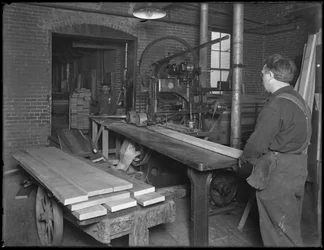 Het Afwerken van Hout bedoeld voor de productie van doodskisten, Oneida, New York, 3 april 1916