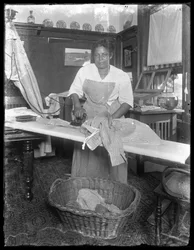 Emma strijkt in het Hassler-appartement op 150 Vermilyea Avenue, New York City, 3 juli 1913