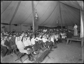 Evangelische Vereniging kinderbijeenkomst, East 67th Street en Avenue A, New York City, 24 juli 1914