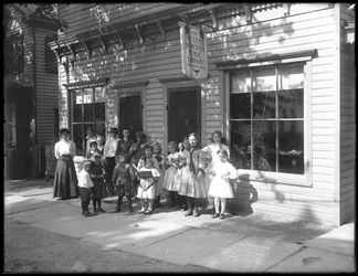 Groep kinderen geposeerd buiten het Whitestone-filiaal van de Queens Borough Public Library, ca. 1912