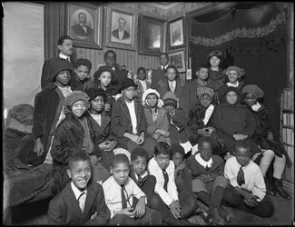 Groepsportret van de klas van Mrs. Harris, 308 W. 148th Street, New York City, 7 maart 1916