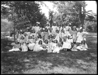 Groepsportret van niet-geïdentificeerde kleine meisjes, waarschijnlijk het Rooms-Katholieke Weeshuis, Kingsbridge, Bronx, c.1910