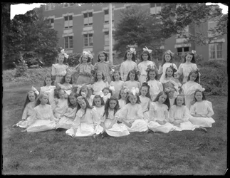 Groepsportret van niet-geïdentificeerde kleine meisjes, waarschijnlijk het Rooms-Katholieke Weeshuis, Kingsbridge, Bronx, c.1910