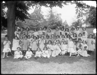 Groepsportret van niet-geïdentificeerde kleine meisjes, waarschijnlijk het Rooms-Katholieke Weeshuis, Kingsbridge, Bronx, c.1910