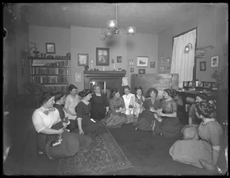 Harriet E. Hassler met een groep jonge vrouwen, 206 W. 13th Street, New York