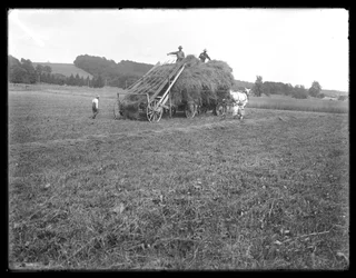 Hooikar, boeren en kinderen, met apparaat voor het tillen van het hooi, McCready Farm, Crawford County, Pennsylvania, ca. 1913