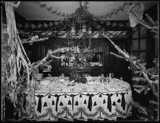 Interieur van de residentie van de heer en mevrouw William Mill Butler, versierd voor Kerstmis, 4 januari 1917