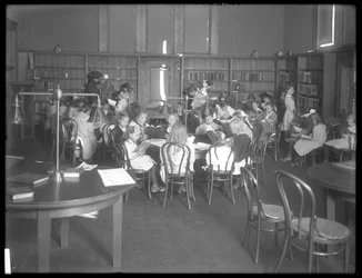 Interieur van een niet-geïdentificeerde tak van de Queens Borough Public Library, c.1910