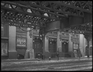 Italiaanse borden buiten het Thalia Theater, 46 Bowery, New York City, maart 1916